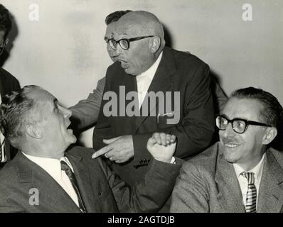 Italienische Politiker der PSI-sozialistische Partei Francesco Lami, Pietro Nenni, und Giovanni Pieraccini auf einer Party treffen, Rom, Italien 1960 Stockfoto