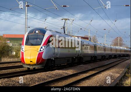 LNER Klasse 800 Azuma Pässe Offord Cluny auf der East Coast Main Line, Cambridgeshire UK Stockfoto