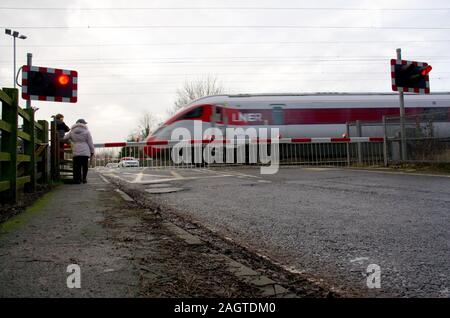 LNER Klasse 800 Azuma Pässe Offord Cluny Bahnübergang auf der East Coast Main Line, Cambridgeshire UK Stockfoto