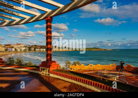 Panoramablick von Sardinero Strand an einem Wintertag von piquio Garten, Kantabrische Meer Santander. Kantabrien, Spanien. Europa Stockfoto