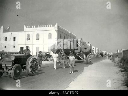 Italienischen Offizier in der Armee, Flieger und faschistischen Politiker Ettore Muti Transport ein Flugzeug, Italien 1930 Stockfoto