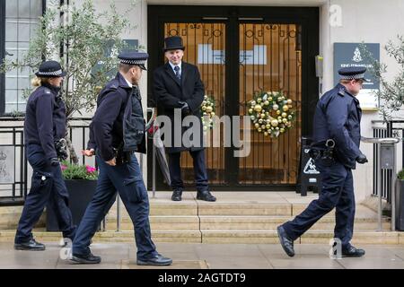 London, Großbritannien. 21 Dez, 2019. Die Polizei am Eingang des Königs Edward VII Hospital in London als Prinz Philip, Herzog von Edinburgh verbringt seinen zweiten Tag. Die 98 Jahre der Prinz wird voraussichtlich im Krankenhaus für die nächsten Tage zu bleiben und wahrscheinlich aus dem RoyalsÕ Weihnachten mit der Familie zu vermissen. Credit: SOPA Images Limited/Alamy leben Nachrichten Stockfoto