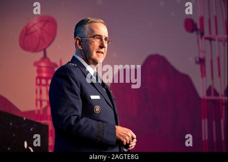 US Air Force General und der Stellvertretende Vorsitzende des Generalstabs Johannes Hyten spricht über die Raumfahrt in den Raum Symposium 2019 in Colorado Springs, USA. Stockfoto