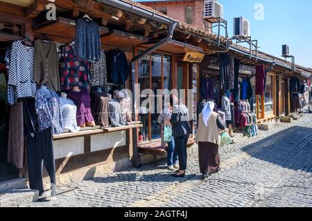 Traditionelle Geschäfte in der alten osmanischen Basar in der Stadt Gjakova, Đakovica, in der Republik Kosovo, in dem zentralen Balkan. Stockfoto