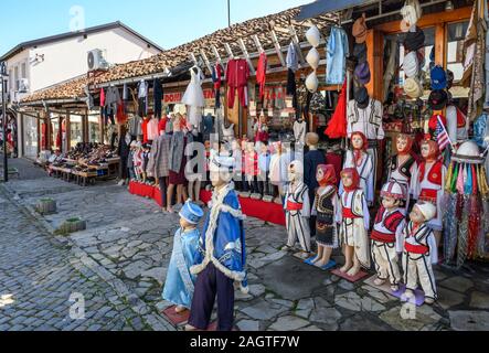 Traditionelle Kleidung für den Verkauf in der alten osmanischen Basar in der Stadt Gjakova, Đakovica, in der Republik Kosovo, in dem zentralen Balkan. Stockfoto