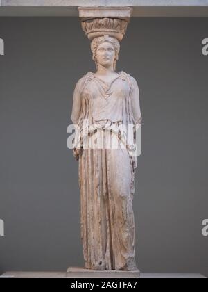 LONDON, GROSSBRITANNIEN - ca. September 2019: Vom Erechtheion Athen Akropolis, pentelic Marmor Caryatid, ca. 415 v. Chr., im Britischen Museum Stockfoto