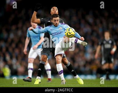 Von Leicester City Youri Tielemans (links) und Manchester City Bernardo Silva Kampf um den Ball während der Premier League Match an der Etihad Stadium, Manchester. Stockfoto