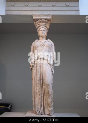 LONDON, GROSSBRITANNIEN - ca. September 2019: Vom Erechtheion Athen Akropolis, pentelic Marmor Caryatid, ca. 415 v. Chr., im Britischen Museum Stockfoto