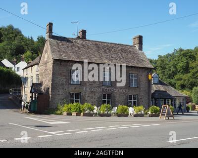 TINTERN, Großbritannien - ca. September 2019: Die Royal George Hotel in der Ortschaft Tintern in der Nähe von Tintern Abbey (Abaty Tyndyrn in Walisisch) Stockfoto