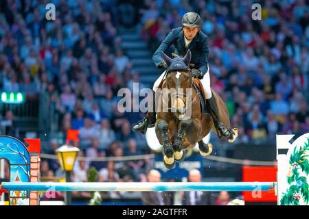 London. Vereinigtes Königreich. 21. Dezember 2019. Springen. Sieger Martin Fuchs (SUI) Reiten der Sünder in der longines FEI World Cup auf der London International Horse Show. Kredit Elli Birke/SIP-Foto Agentur/Alamy leben Nachrichten. Stockfoto