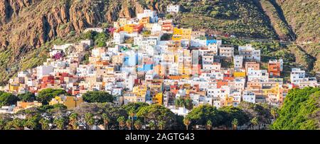 Küste bei Nacht von Santa Cruz de Teneriffa und San Andreas. Stockfoto