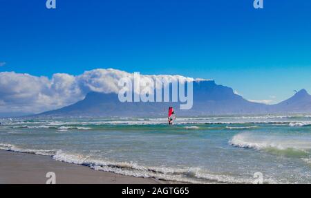 Wind-Surfer vor dem Tafelberg, Kapstadt Stockfoto