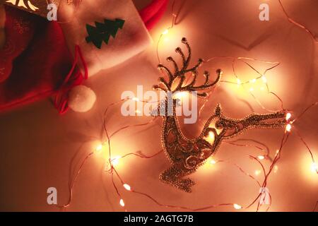 Weihnachtsgeschenktasche im Weihnachtsgeschäft Stockfoto