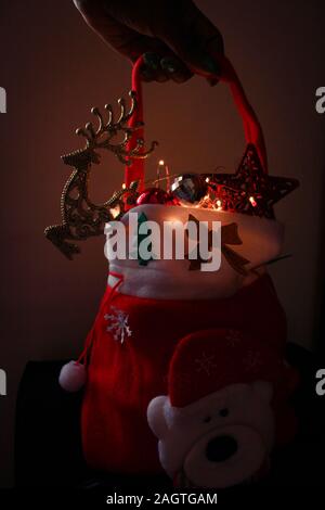 Weihnachtsgeschenktasche im Weihnachtsgeschäft Stockfoto