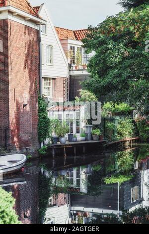 Der kleine Garten auf einem Kanal in Edam in den Niederlanden Stockfoto