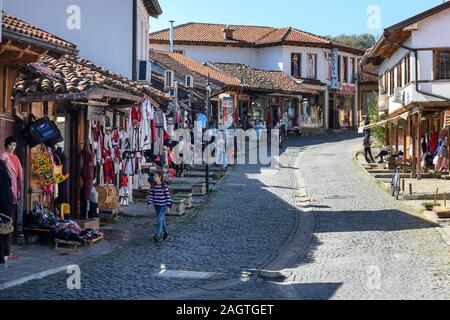 Traditionelle Geschäfte in der alten osmanischen Basar in der Stadt Gjakova, Đakovica, in der Republik Kosovo, in dem zentralen Balkan. Stockfoto