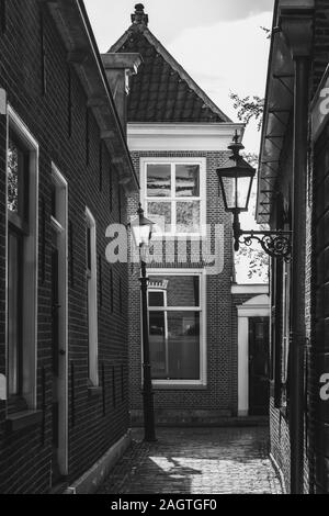 Schwarz-weiß Foto von einer Gasse im alten Zentrum von Edam in den Niederlanden Stockfoto