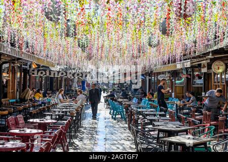 Cafés und Bars in der alten osmanischen Basar distric in der Stadt Gjakova, Đakovica, in der Republik Kosovo, zentralen Balkan. Stockfoto