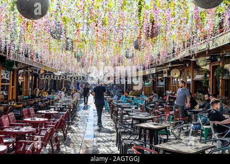 Cafés und Bars in der alten osmanischen Basar distric in der Stadt Gjakova, Đakovica, in der Republik Kosovo, zentralen Balkan. Stockfoto