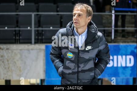 Berlin, Deutschland. 21 Dez, 2019. Fußball: Bundesliga, Hertha BSC - Borussia Mönchengladbach, 17. Spieltag, Olympic Stadium. Berlins Trainer Jürgen Klinsmann freut sich auf den Beginn des Spiels mit der Konzentration. Credit: Andreas Gora/dpa - WICHTIGER HINWEIS: In Übereinstimmung mit den Vorschriften der DFL Deutsche Fußball Liga und der DFB Deutscher Fußball-Bund ist es untersagt, zu verwerten oder im Stadion und/oder aus dem Spiel genommen Fotografien in Form von Bildern und/oder Videos - wie Foto serie genutzt haben./dpa/Alamy leben Nachrichten Stockfoto