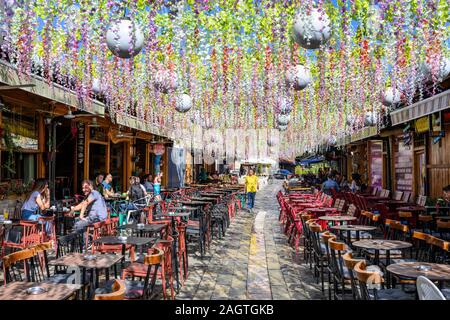 Cafés und Bars in der alten osmanischen Basar distric in der Stadt Gjakova, Đakovica, in der Republik Kosovo, zentralen Balkan. Stockfoto