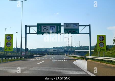 Verkehrszeichen auf einer Autobahn Ankündigung einer Maut in den Serbischen und Französisch geschrieben Stockfoto