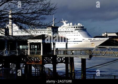 MV Columbus ist das Flaggschiff der CMV-Flotte. Sie wird dargestellt von Gravesend Pier, an der London International Cruise Terminal festgemacht, Tilbury Stockfoto