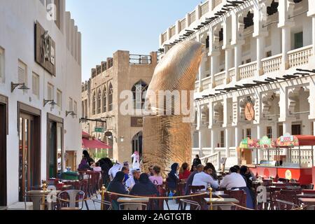 Doha, Katar - Nov 21. 2019. Le Pouce ist eine Skulptur in Form eines riesigen Daumens, ein Kunstwerk des berühmten französischen Künstlers Cesar Baldaccini Stockfoto