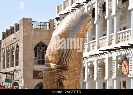 Doha, Katar - Nov 21. 2019. Le Pouce ist eine Skulptur in Form eines riesigen Daumens, ein Kunstwerk des berühmten französischen Künstlers Cesar Baldaccini Stockfoto