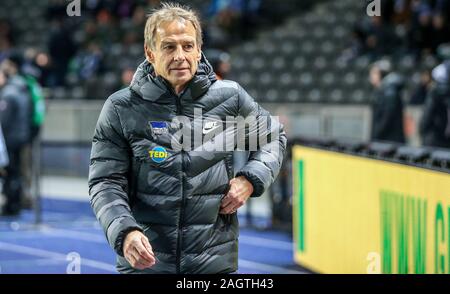 Berlin, Deutschland. 21 Dez, 2019. Fußball: Bundesliga, Hertha BSC - Borussia Mönchengladbach, 17. Spieltag, Olympic Stadium. Berlins Trainer Jürgen Klinsmann freut sich auf den Beginn des Spiels mit der Konzentration. Credit: Andreas Gora/dpa - WICHTIGER HINWEIS: In Übereinstimmung mit den Vorschriften der DFL Deutsche Fußball Liga und der DFB Deutscher Fußball-Bund ist es untersagt, zu verwerten oder im Stadion und/oder aus dem Spiel genommen Fotografien in Form von Bildern und/oder Videos - wie Foto serie genutzt haben./dpa/Alamy leben Nachrichten Stockfoto