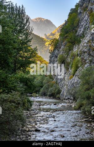 Herbst in der Rugova Canyon, eine der längsten Schluchten Europas, in der Nähe der Stadt Pec (Peja) in der Republik Kosovo, zentralen Balkan. Stockfoto