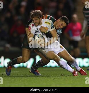 21.12.2019 Leicester, England. Rugby Union. Stuart Hogg von Exeter Leiter ist von Noel Reid von Leicester Tigers während der gallagher Premiership angegangen Runde 6 Match zwischen Leicester Tigers und Exeter Chiefs am Welford Road Stadium, Leicester gespielt. © Phil Hutchinson/Alamy leben Nachrichten Stockfoto