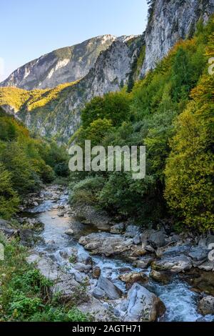 Herbst in der Rugova Canyon, eine der längsten Schluchten Europas, in der Nähe der Stadt Pec (Peja) in der Republik Kosovo, zentralen Balkan. Stockfoto