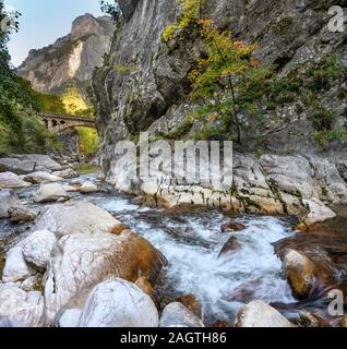 Herbst in der Rugova Canyon, eine der längsten Schluchten Europas, in der Nähe der Stadt Pec (Peja) in der Republik Kosovo, zentralen Balkan. Stockfoto