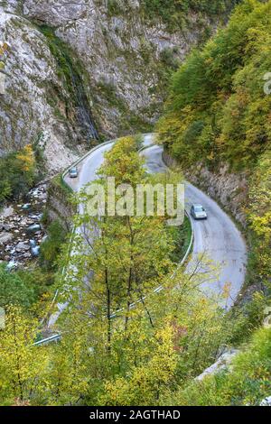 Autos verhandeln über eine spitzkehre in der Rugova Canyon, eine der längsten Schluchten Europas, in der Nähe der Stadt Pec (Peja) in der Republik Kosovo, zentrale Ba Stockfoto