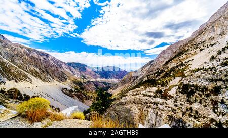 Der Tioga Pass mit einer Höhe von 3,031 m überquert die zerklüfteten Berge der Sierra Nevada am Eingang Ost zum Yosemite National Park, Kalifornien, USA Stockfoto