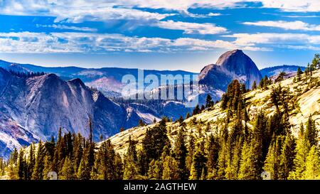 Blick auf die Berge und den berühmten Granit Half Dome Yosemite National Park von Olmsted Point auf der Tioga Road, California, United States gesehen Stockfoto