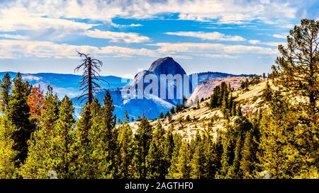 Blick auf die Berge und den berühmten Granit Half Dome Yosemite National Park von Olmsted Point auf der Tioga Road, California, United States gesehen Stockfoto