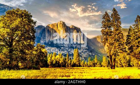 Untergehenden Sonne gießen glühende Sonne über die Fast trocken Yosemite Upper Falls im Yosemite Point, dem südlichen Schulter des Half Dome Granitfelsen Stockfoto