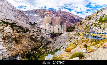 Der Tioga Pass mit einer Höhe von 3,031 m überquert die zerklüfteten Berge der Sierra Nevada am Eingang Ost zum Yosemite National Park, Kalifornien, USA Stockfoto