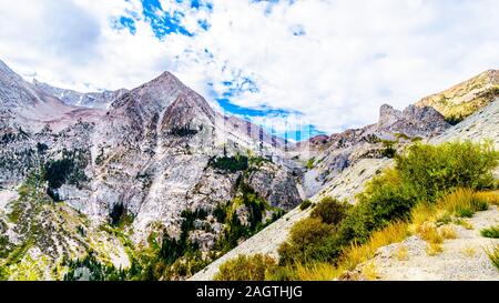 Der Tioga Pass mit einer Höhe von 3,031 m überquert die zerklüfteten Berge der Sierra Nevada am Eingang Ost zum Yosemite National Park, Kalifornien, USA Stockfoto