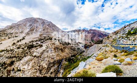 Der Tioga Pass mit einer Höhe von 3,031 m überquert die zerklüfteten Berge der Sierra Nevada am Eingang Ost zum Yosemite National Park, Kalifornien, USA Stockfoto