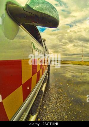 Airport Operations bei der Arbeit an einem der größten Flughäfen in Großbritannien. Stockfoto