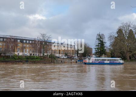 Maidstone, Kent, England - 21.Dezember 2019: Maidstone city center während der Flut von Medway Fluss Stockfoto