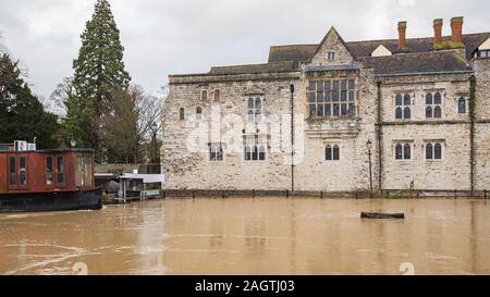 Maidstone, Kent, England - 21. Dezember 2019: Stadtzentrum während der Flut des Flusses Medway Stockfoto