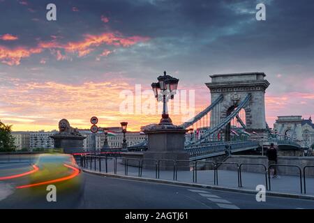 Clark Adam Square und Kettenbrücke in Budapest, unscharfes gelbe Auto Stockfoto