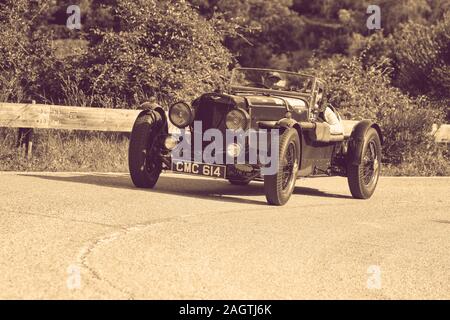 PESARO COLLE SAN BARTOLO, Italien, 17. Mai - 2018: ASTON MARTIN ULSTER 1935 auf einem alten Rennwagen Rallye Mille Miglia 2018 die berühmten italienischen historischen Stockfoto