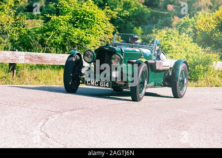 PESARO COLLE SAN BARTOLO, Italien, 17. Mai - 2018: ASTON MARTIN ULSTER 1935 auf einem alten Rennwagen Rallye Mille Miglia 2018 die berühmten italienischen historischen Stockfoto