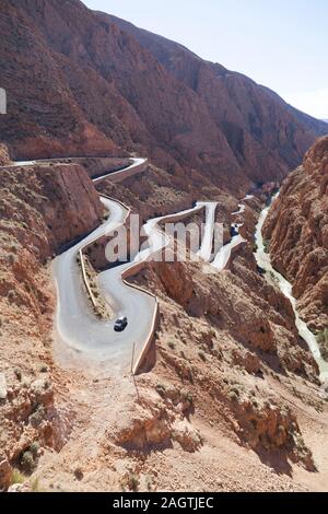 Marokko, Gorges du Dades, kurvenreiche Straße. Stockfoto