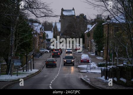 Winter Straßenszene in Dornoch Sutherland Schottland Großbritannien Stockfoto